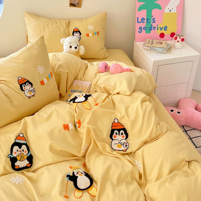 91家纺网 家纺一手货源 找家纺 卡迪熊家纺 2025新款水洗m毛巾绣四件套 天滑雪企鹅