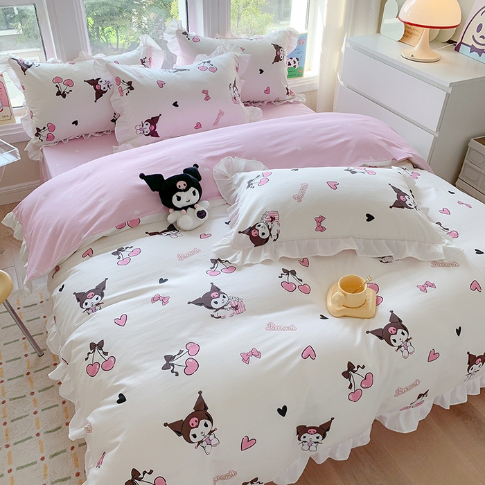 91家纺网 家纺一手货源 找家纺 玉元坊 2025新款三丽鸥系列白花边被套纯棉全棉床裙三件套四件套-库洛米白花边款式 樱桃库洛米【花边款】