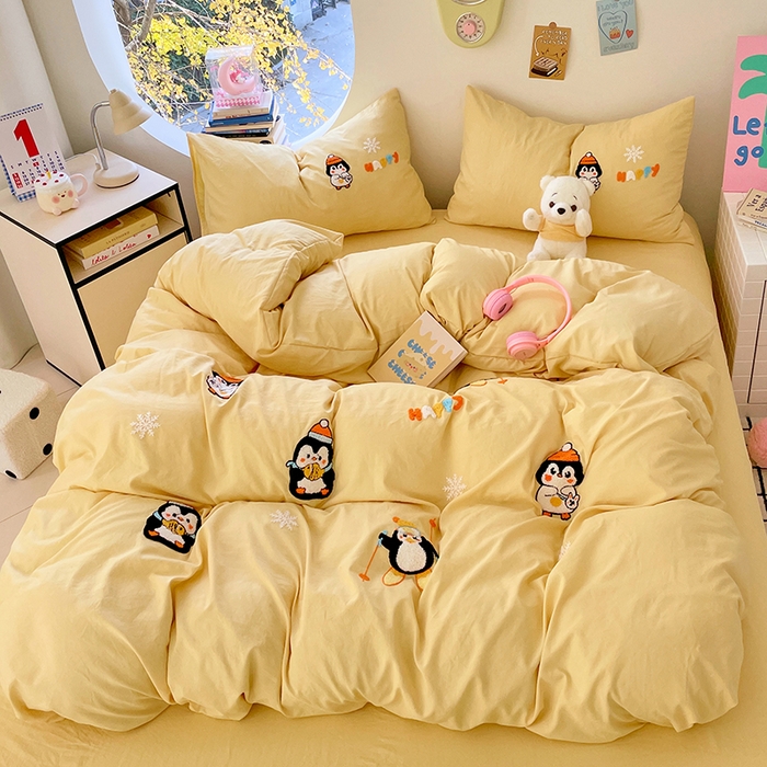 91家纺网 家纺一手货源 找家纺 卡迪熊家纺 2025新款水洗m毛巾绣四件套 天滑雪企鹅