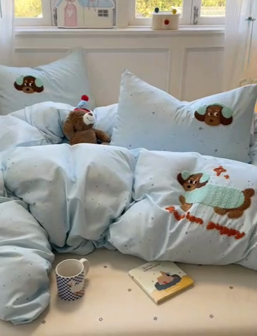 91家纺网 家纺一手货源 找家纺 曼之夏 2025新款全棉亲肤舒适毛巾绣四件套 毛巾绣-快乐狗