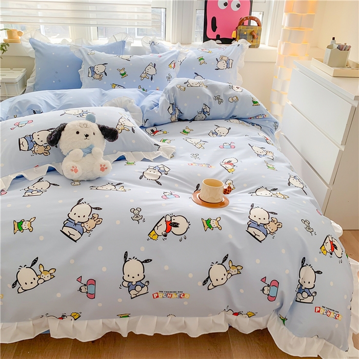 91家纺网 家纺一手货源 找家纺 玉元坊 2025新款三丽鸥系列白花边被套纯棉全棉床裙三件套四件套-帕恰狗白花边款式 花边款-小帕和伙伴蓝