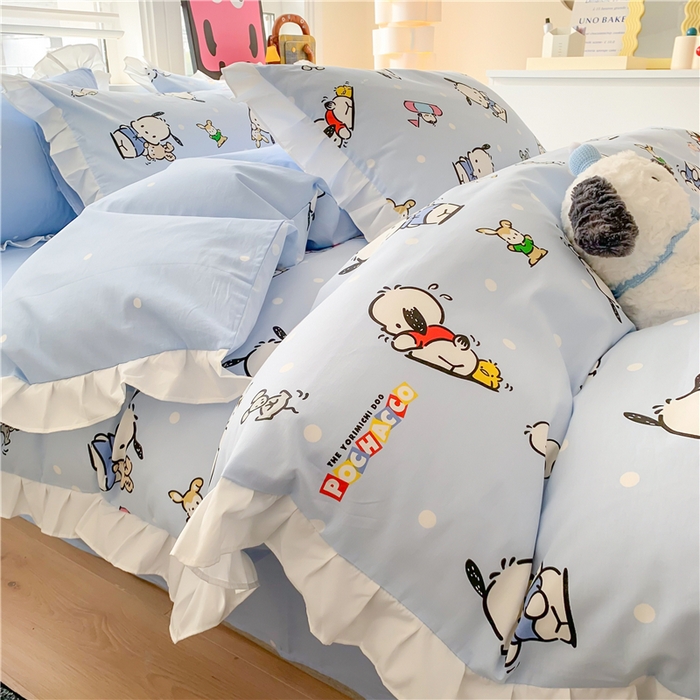 91家纺网 家纺一手货源 找家纺 玉元坊 2025新款三丽鸥系列白花边被套纯棉全棉床裙三件套四件套-帕恰狗白花边款式 花边款-小帕和伙伴蓝