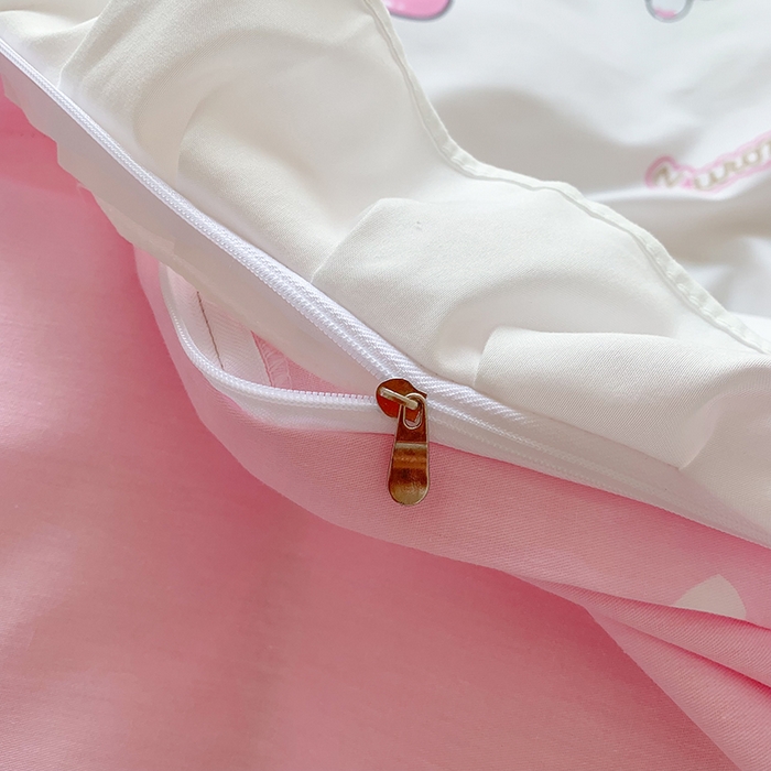 91家纺网 家纺一手货源 找家纺 玉元坊 2025新款三丽鸥系列白花边被套纯棉全棉床裙三件套四件套-库洛米白花边款式 樱桃库洛米【花边款】