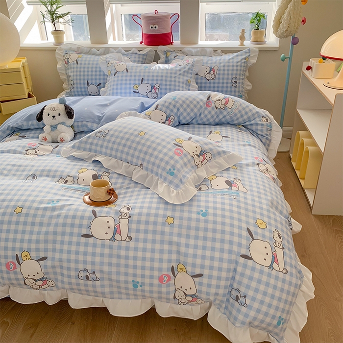 91家纺网 家纺一手货源 找家纺 玉元坊 2025新款三丽鸥系列白花边被套纯棉全棉床裙三件套四件套-帕恰狗白花边款式 格子帕恰狗【花边款式】