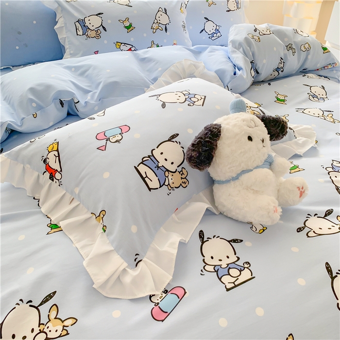 91家纺网 家纺一手货源 找家纺 玉元坊 2025新款三丽鸥系列白花边被套纯棉全棉床裙三件套四件套-帕恰狗白花边款式 花边款-小帕和伙伴蓝