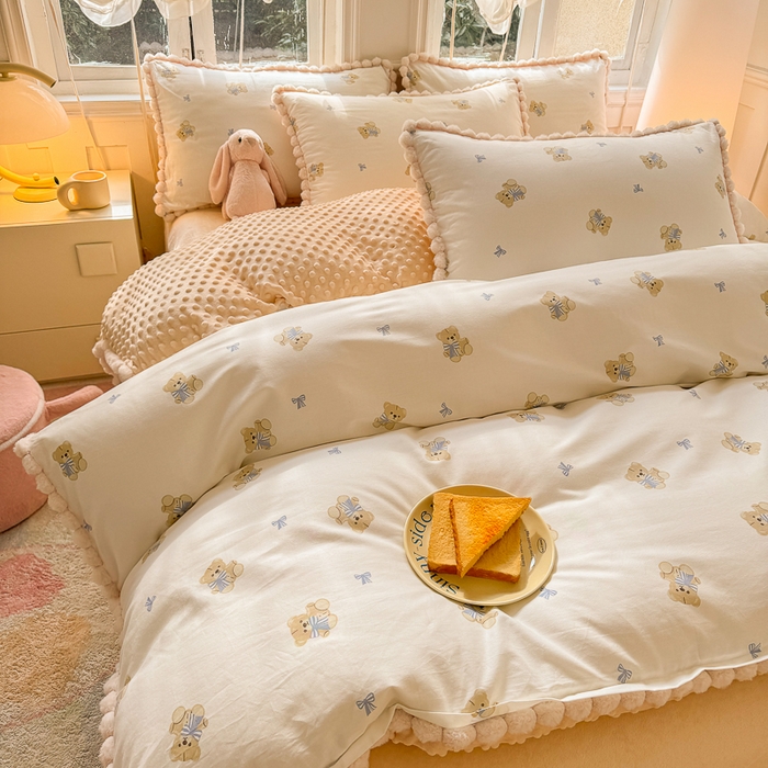 91家纺网 家纺一手货源 找家纺 千朵 2025新款棉加豆豆绒毛毛球边四件套 娃娃熊