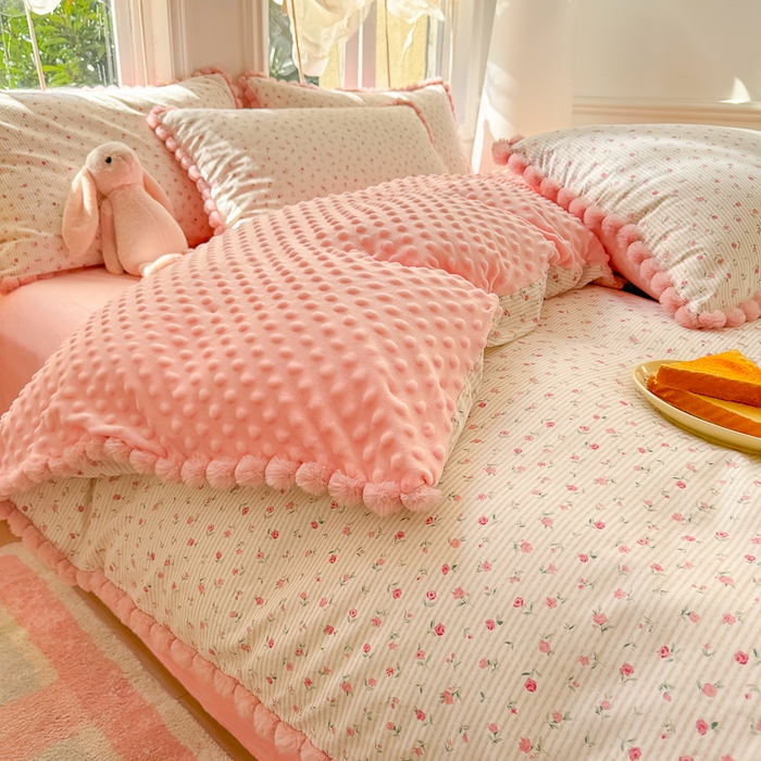 91家纺网 家纺一手货源 找家纺 千朵 2025新款棉加豆豆绒毛毛球边四件套 茉莉爱