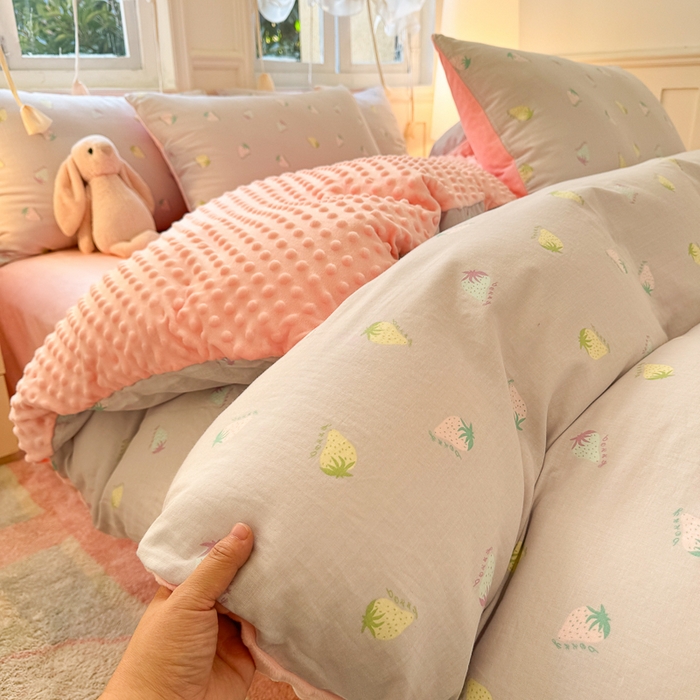 91家纺网 家纺一手货源 找家纺 千朵 2025新款豆豆绒双层纱四件套 山野草莓