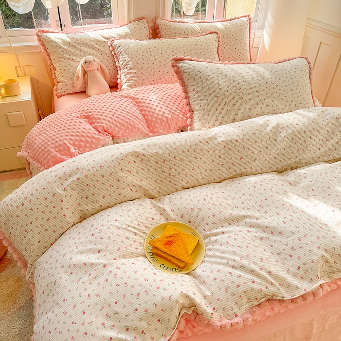 91家纺网 家纺一手货源 找家纺 千朵 2025新款棉加豆豆绒毛毛球边四件套 茉莉爱