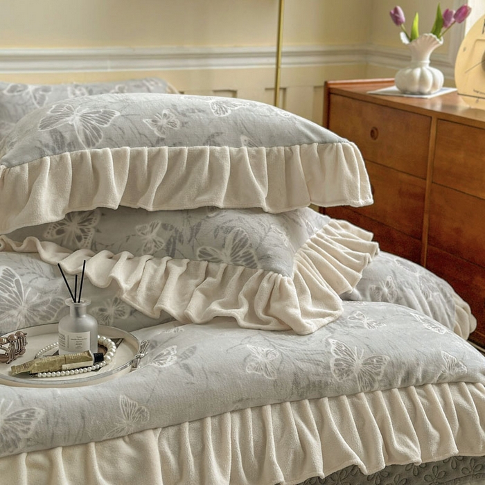 91家纺网 家纺一手货源 找家纺 大麦家纺 2024新款高克重牛奶绒夹棉床盖四件套 梦蝶灰