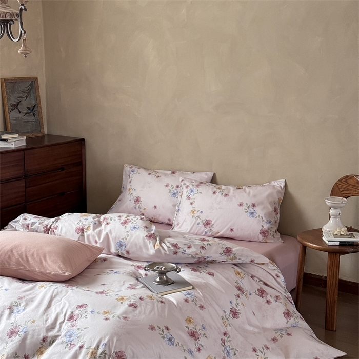 91家纺网 家纺一手货源 找家纺 窝米 2025春季新品全棉13370系列全棉治愈风花卉系列四件套 湖畔粉