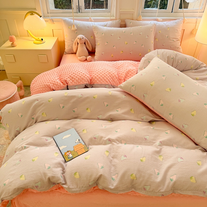 91家纺网 家纺一手货源 找家纺 千朵 2025新款豆豆绒双层纱四件套 山野草莓