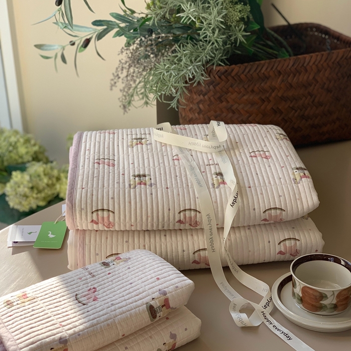 91家纺网 家纺一手货源 找家纺 汇庭 2025新款蔓莎床盖三件套系列 木马粉