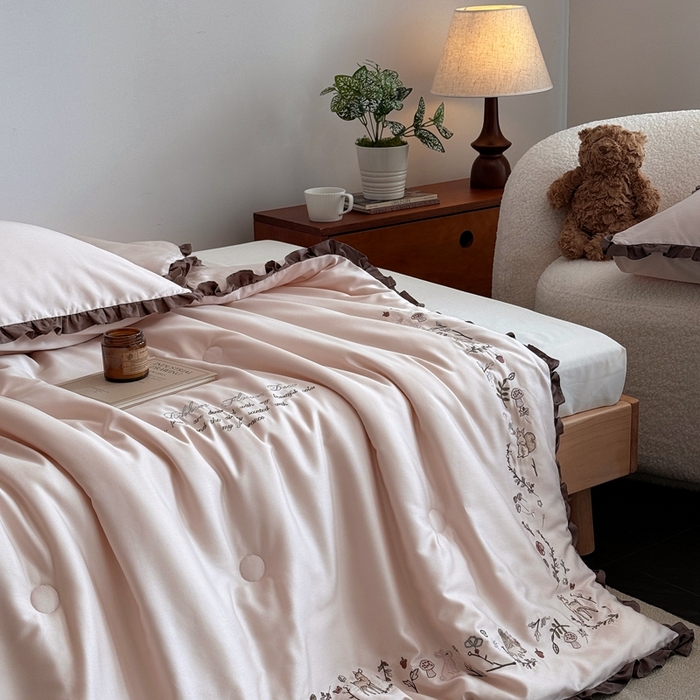 91家纺网 家纺一手货源 找家纺 汇庭 2025新款绿野仙踪春秋系列冬被 淡粉