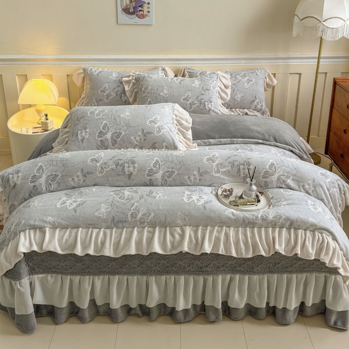 91家纺网 家纺一手货源 找家纺 大麦家纺 2024新款高克重牛奶绒夹棉床盖四件套 梦蝶灰