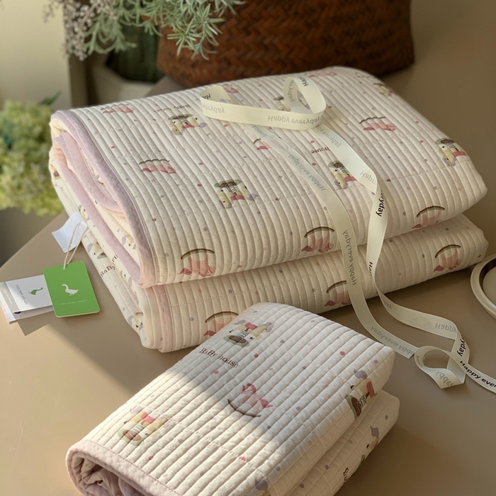 91家纺网 家纺一手货源 找家纺 汇庭 2025新款蔓莎床盖三件套系列 木马粉