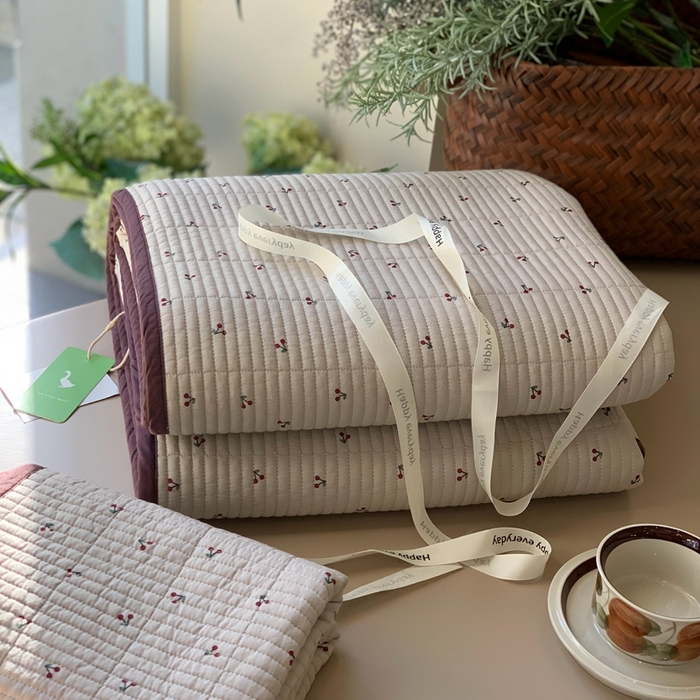 91家纺网 家纺一手货源 找家纺 汇庭 2025新款蔓莎床盖三件套系列 樱桃紫