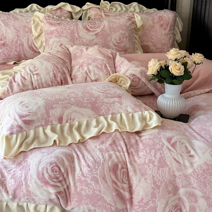 91家纺网 家纺一手货源 找家纺 大麦家纺 2024新款高克重牛奶绒夹棉床盖四件套 玫瑰粉