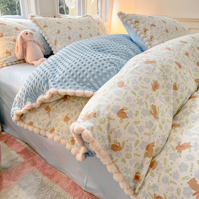 91家纺网 家纺一手货源 找家纺 千朵 2025新款棉加豆豆绒毛毛球边四件套 玉兔