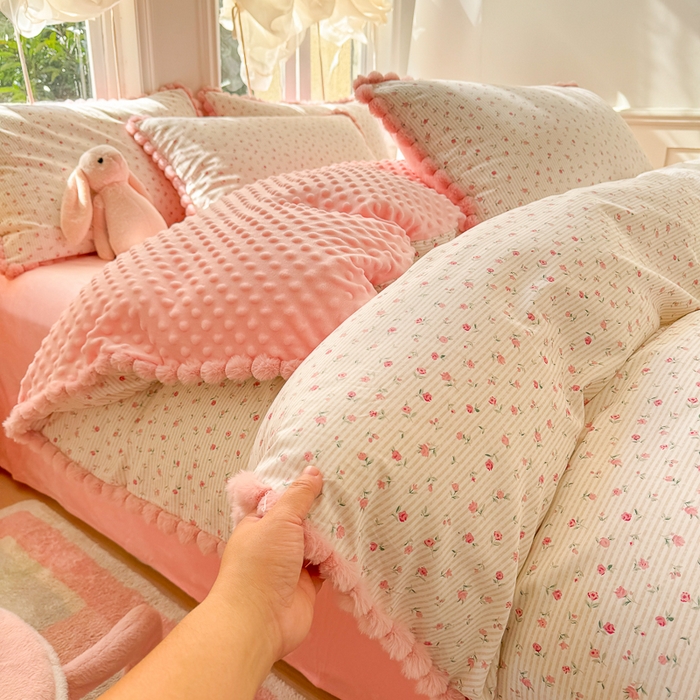 91家纺网 家纺一手货源 找家纺 千朵 2025新款棉加豆豆绒毛毛球边四件套 茉莉爱