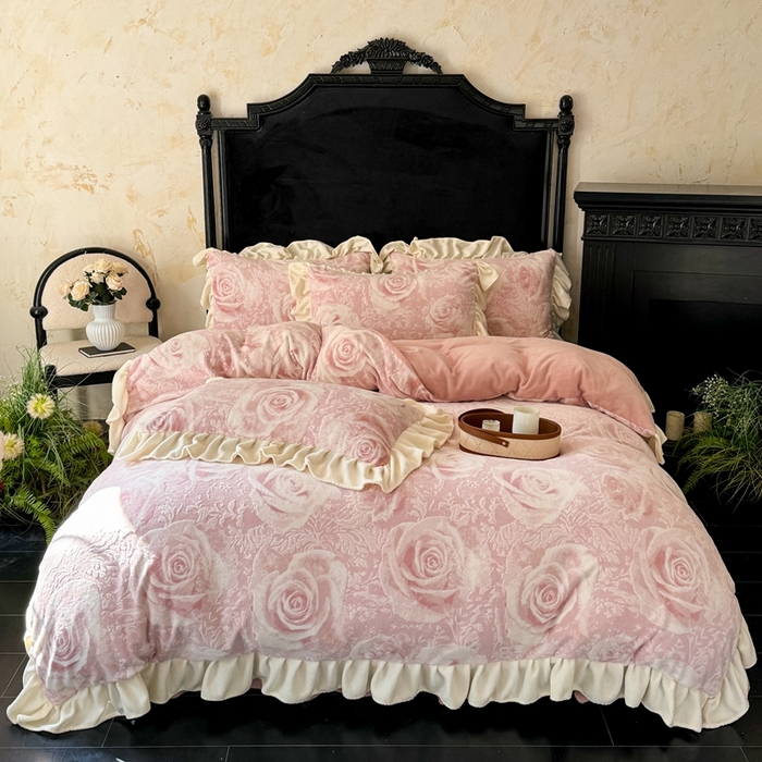 91家纺网 家纺一手货源 找家纺 大麦家纺 2024新款高克重牛奶绒夹棉床盖四件套 玫瑰粉