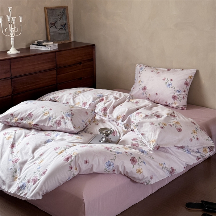 91家纺网 家纺一手货源 找家纺 窝米 2025春季新品全棉13370系列全棉治愈风花卉系列四件套 湖畔粉