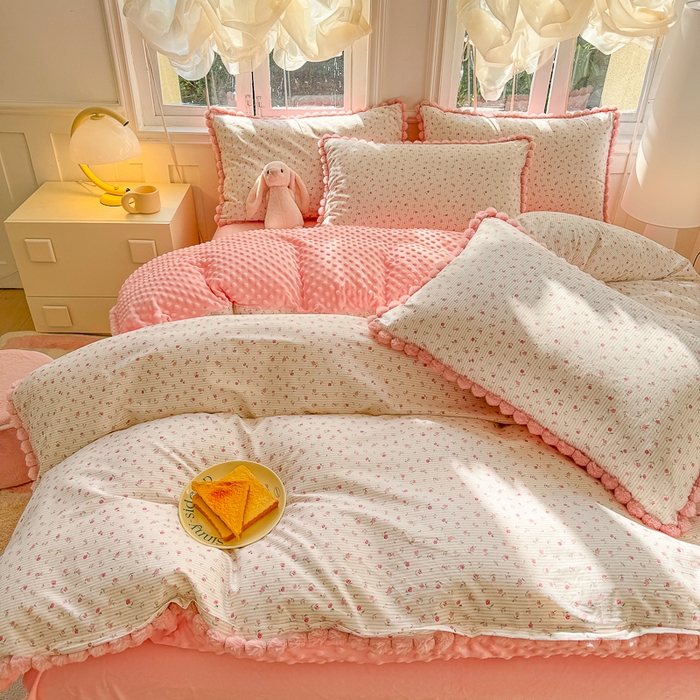 91家纺网 家纺一手货源 找家纺 千朵 2025新款棉加豆豆绒毛毛球边四件套 茉莉爱