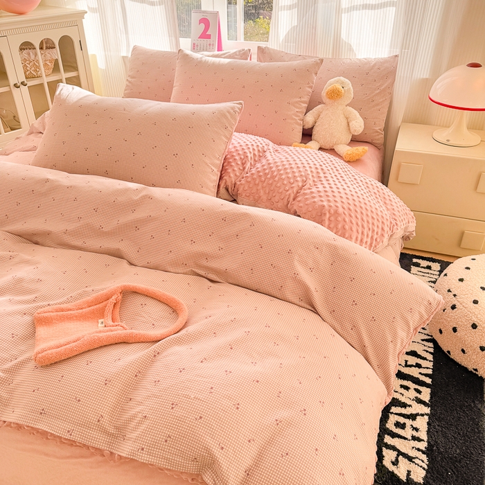 91家纺网 家纺一手货源 找家纺 千朵 2025新款全棉加豆豆绒四件套 樱桃小格