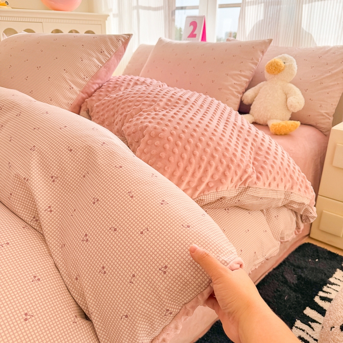 91家纺网 家纺一手货源 找家纺 千朵 2025新款全棉加豆豆绒四件套 樱桃小格