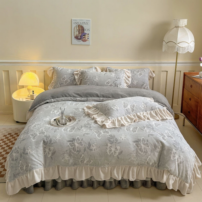 91家纺网 家纺一手货源 找家纺 大麦家纺 2024新款高克重牛奶绒夹棉床盖四件套 梦蝶灰