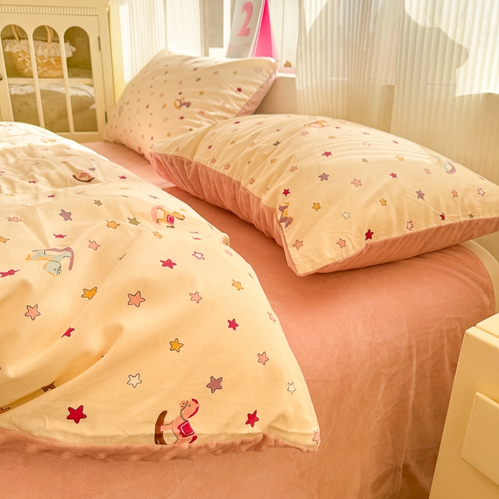 91家纺网 家纺一手货源 找家纺 千朵 2025新款全棉加豆豆绒四件套 星星木马