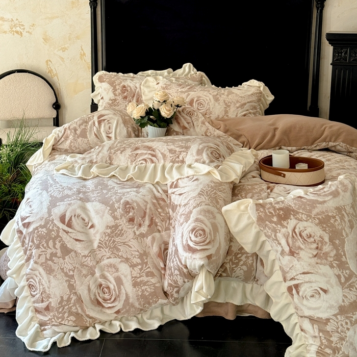 91家纺网 家纺一手货源 找家纺 大麦家纺 2024新款高克重牛奶绒夹棉床盖四件套 玫瑰咖