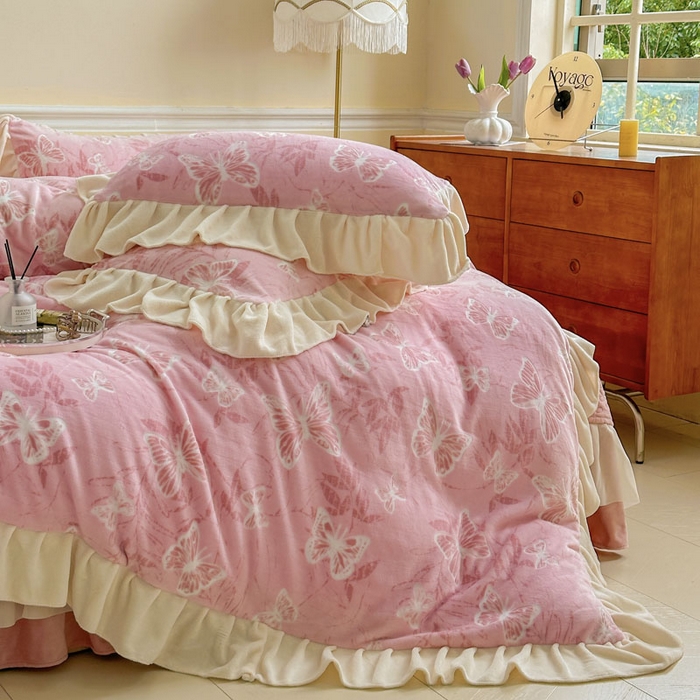 91家纺网 家纺一手货源 找家纺 大麦家纺 2024新款高克重牛奶绒夹棉床盖四件套 梦蝶粉