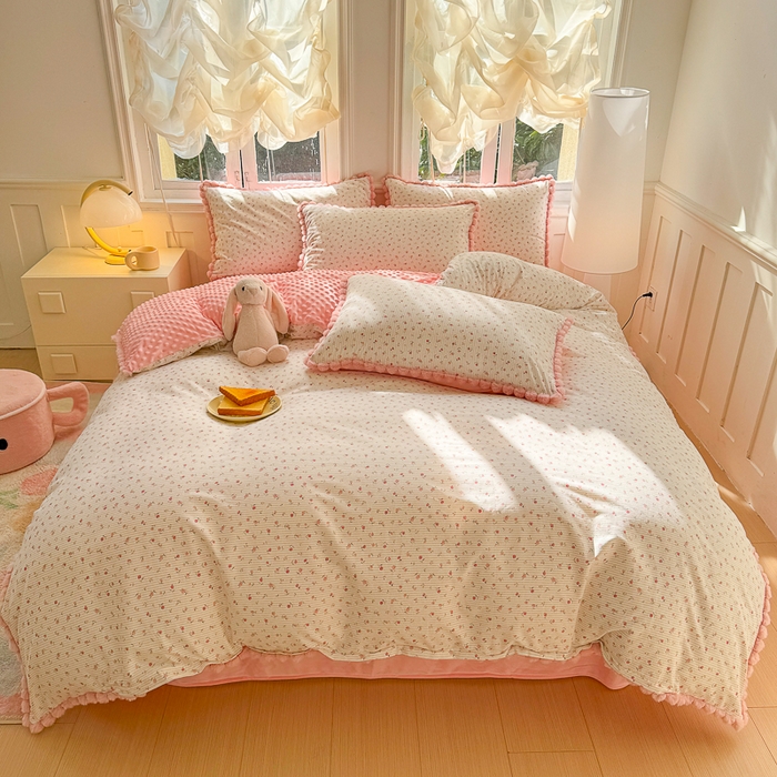 91家纺网 家纺一手货源 找家纺 千朵 2025新款棉加豆豆绒毛毛球边四件套 茉莉爱