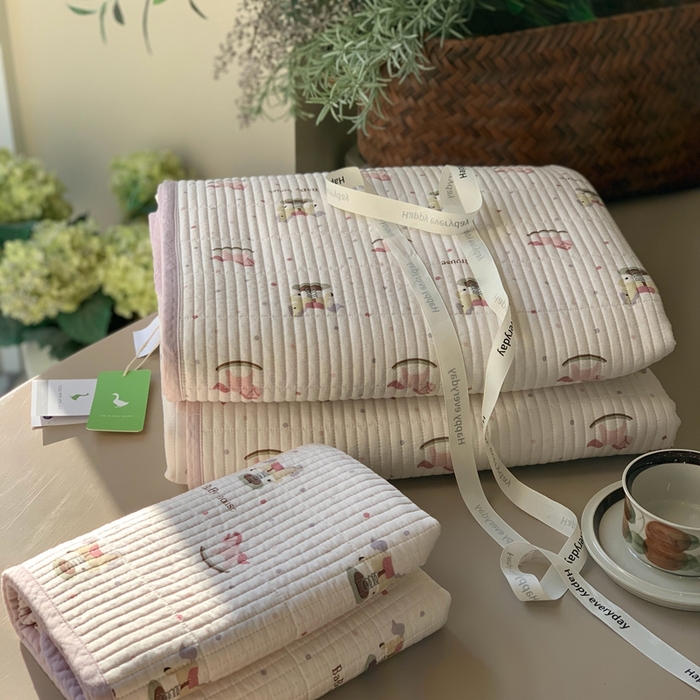 91家纺网 家纺一手货源 找家纺 汇庭 2025新款蔓莎床盖三件套系列 木马粉