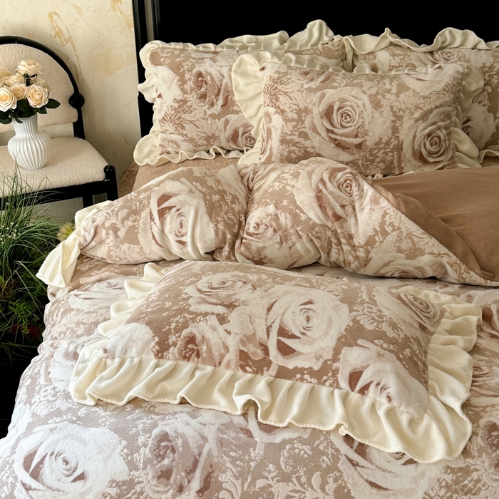 91家纺网 家纺一手货源 找家纺 大麦家纺 2024新款高克重牛奶绒夹棉床盖四件套 玫瑰咖