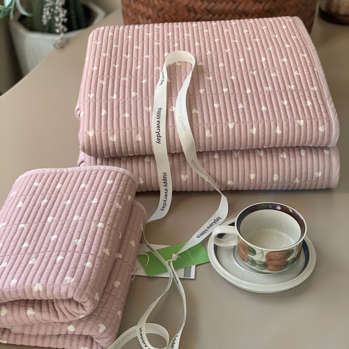 91家纺网 家纺一手货源 找家纺 汇庭 2025新款蔓莎床盖三件套系列 小爱心粉