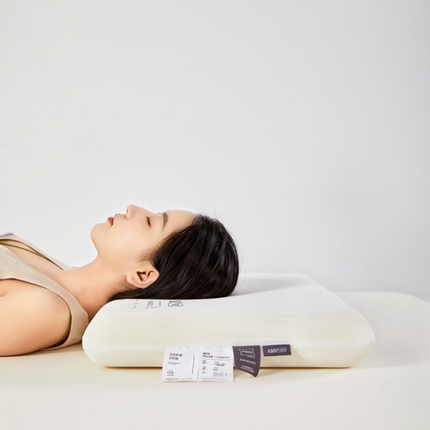 91家纺网 家纺一手货源 找家纺 （总）麦肯锡 2024新款K80气凝枕慢回弹记忆枕-模特