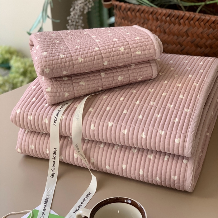 91家纺网 家纺一手货源 找家纺 汇庭 2025新款蔓莎床盖三件套系列 小爱心粉