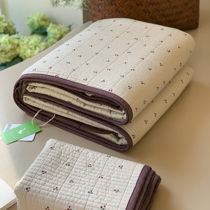 91家纺网 家纺一手货源 找家纺 汇庭 2025新款蔓莎床盖三件套系列 樱桃紫