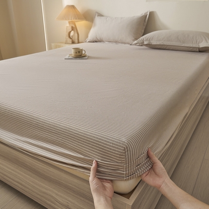 91家纺网 家纺一手货源 找家纺 久云居 2025新款亲肤舒适全棉色织防水床笠 米艳条