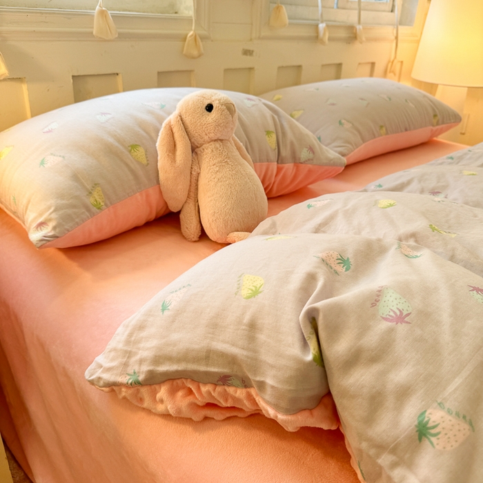 91家纺网 家纺一手货源 找家纺 千朵 2025新款豆豆绒双层纱四件套 山野草莓