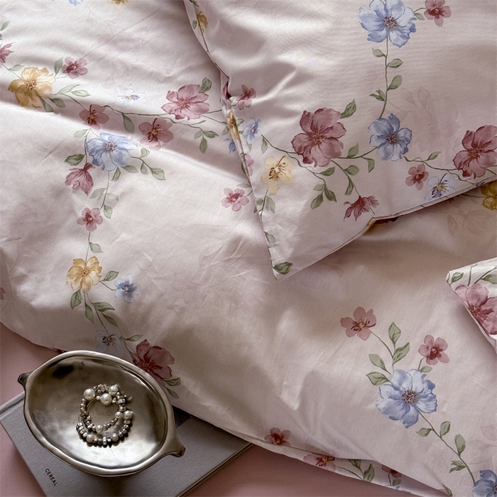 91家纺网 家纺一手货源 找家纺 窝米 2025春季新品全棉13370系列全棉治愈风花卉系列四件套 湖畔粉