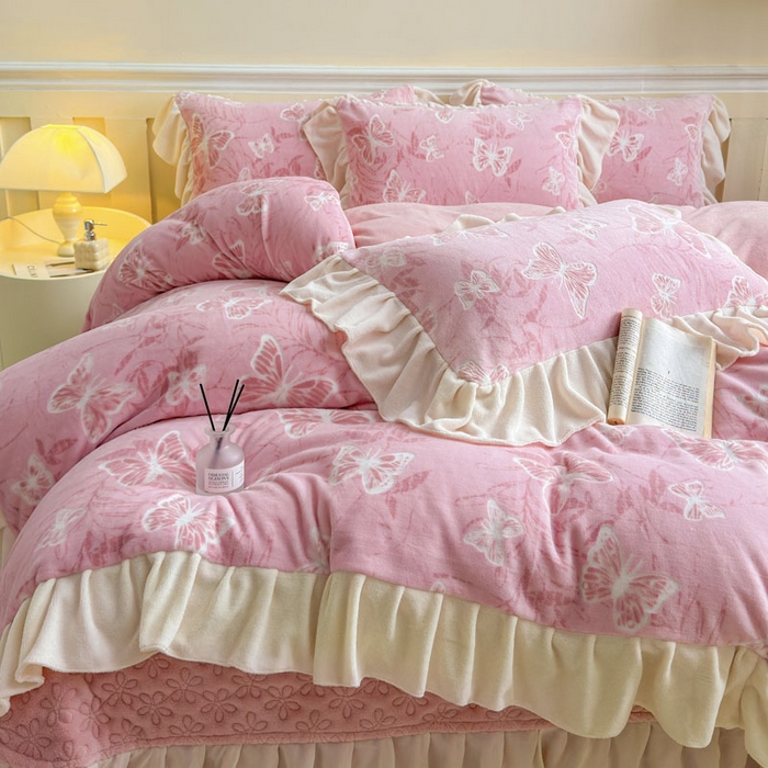 91家纺网 家纺一手货源 找家纺 大麦家纺 2024新款高克重牛奶绒夹棉床盖四件套 梦蝶粉