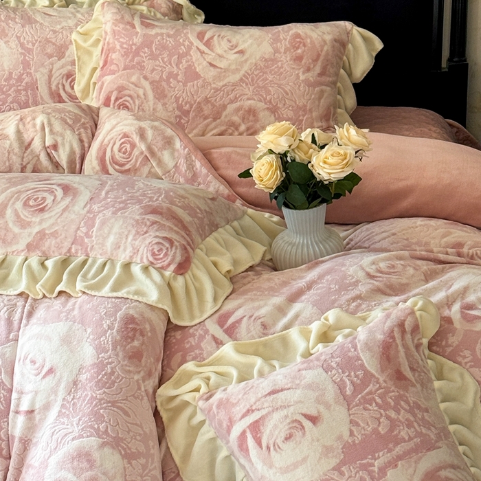 91家纺网 家纺一手货源 找家纺 大麦家纺 2024新款高克重牛奶绒夹棉床盖四件套 玫瑰粉