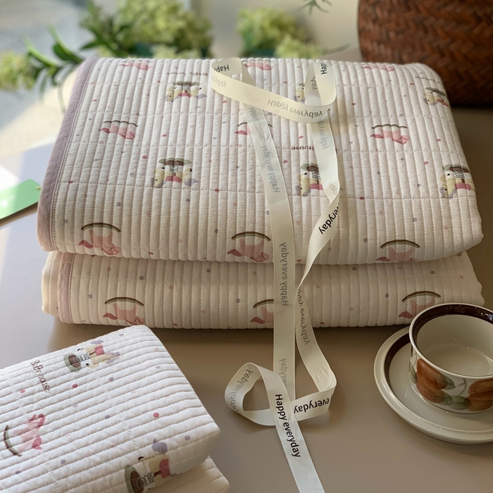 91家纺网 家纺一手货源 找家纺 汇庭 2025新款蔓莎床盖三件套系列 木马粉