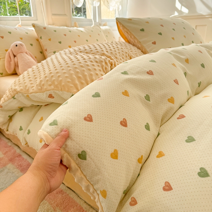 91家纺网 家纺一手货源 找家纺 千朵 2025新款豆豆绒双层纱四件套 油画爱心