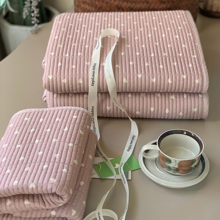 91家纺网 家纺一手货源 找家纺 汇庭 2025新款蔓莎床盖三件套系列 小爱心粉