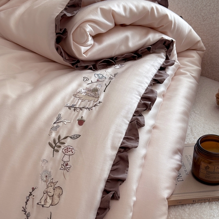 91家纺网 家纺一手货源 找家纺 汇庭 2025新款绿野仙踪春秋系列冬被 淡粉