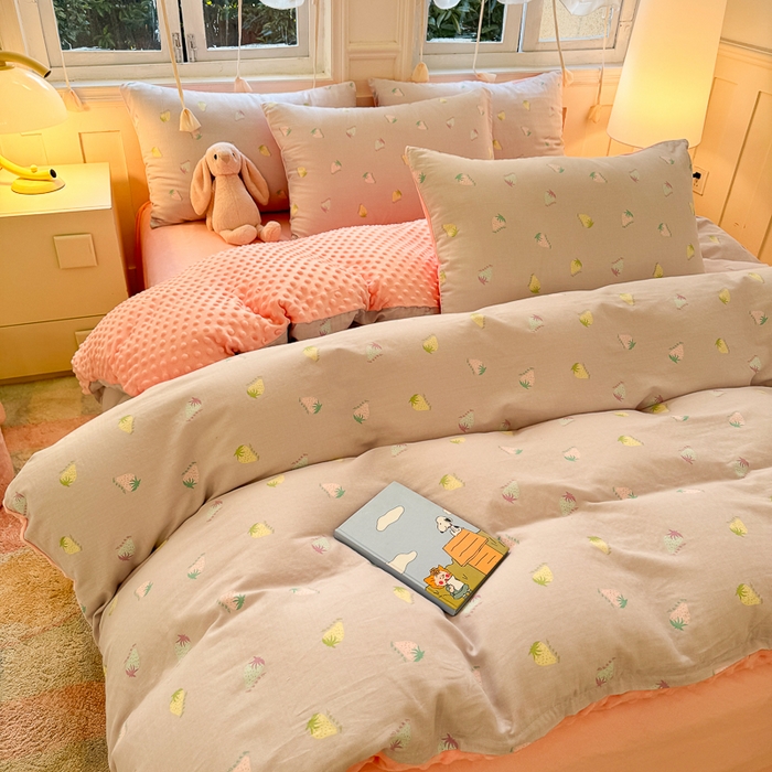 91家纺网 家纺一手货源 找家纺 千朵 2025新款豆豆绒双层纱四件套 山野草莓